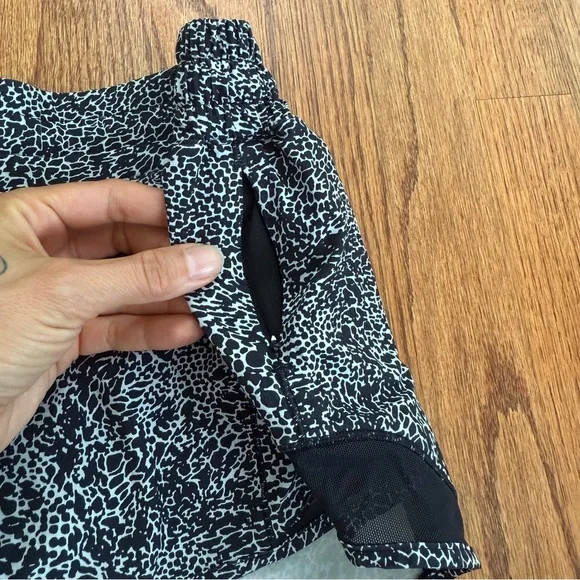 Lululemon Hotty Hot Short II 2.5" in Polar Shift Inverse Alpine White Black 10 - Picture 7 of 14